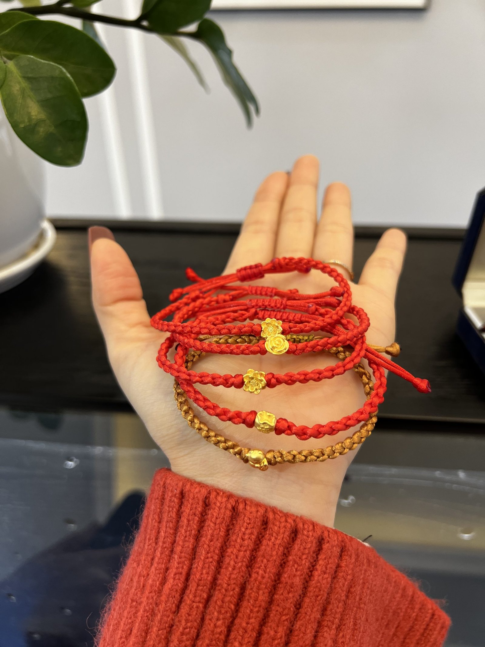 Không đeo vòng chỉ đỏ ở cả hai tay