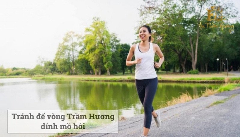 Không đeo vòng tay trầm hương khi tập thể dục để tránh mồ hôi