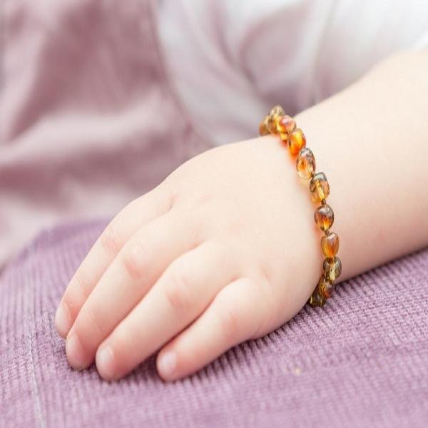 Kiểm tra độ trong suốt và các tạp chất bên trong hổ phách