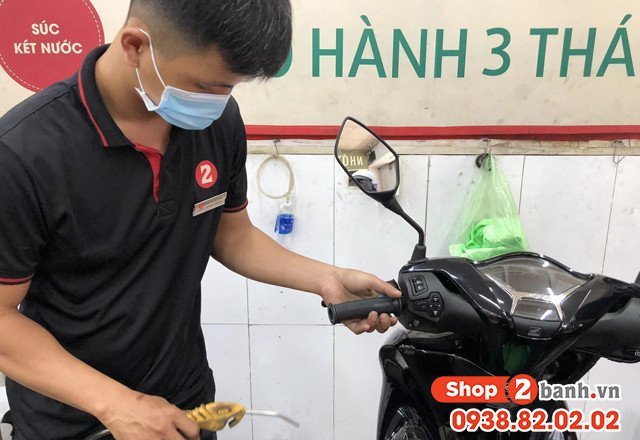 Kiểm tra và sửa chữa cổ phuộc để khắc phục xe máy bị lắc tay lái