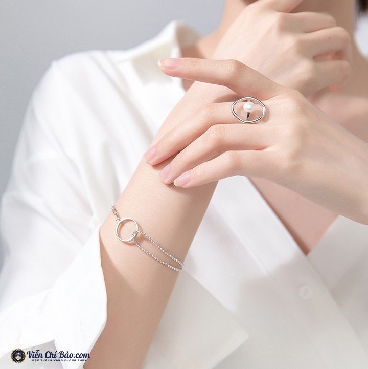 Lắc tay bạc dạng chuỗi với các charm nhỏ xinh