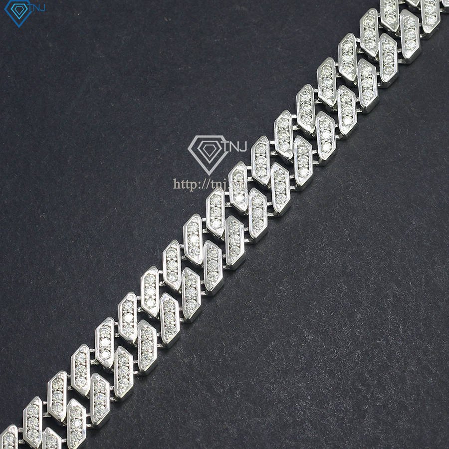 Lắc tay bạc mạ bạch kim đính Moissanite bản to trên tay người mẫu