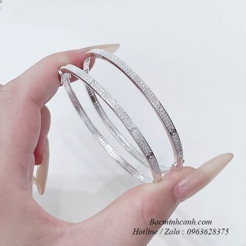 Lắc tay Cartier Love bạc tinh tế với thiết kế khóa độc đáo