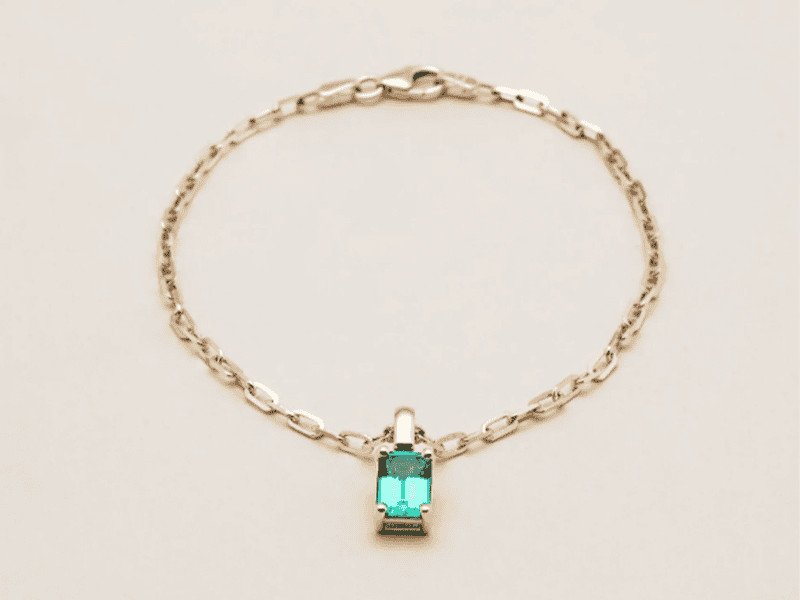 Lắc tay charm ngọc lục bảo với nhiều biểu tượng may mắn, thể hiện cá tính độc đáo.