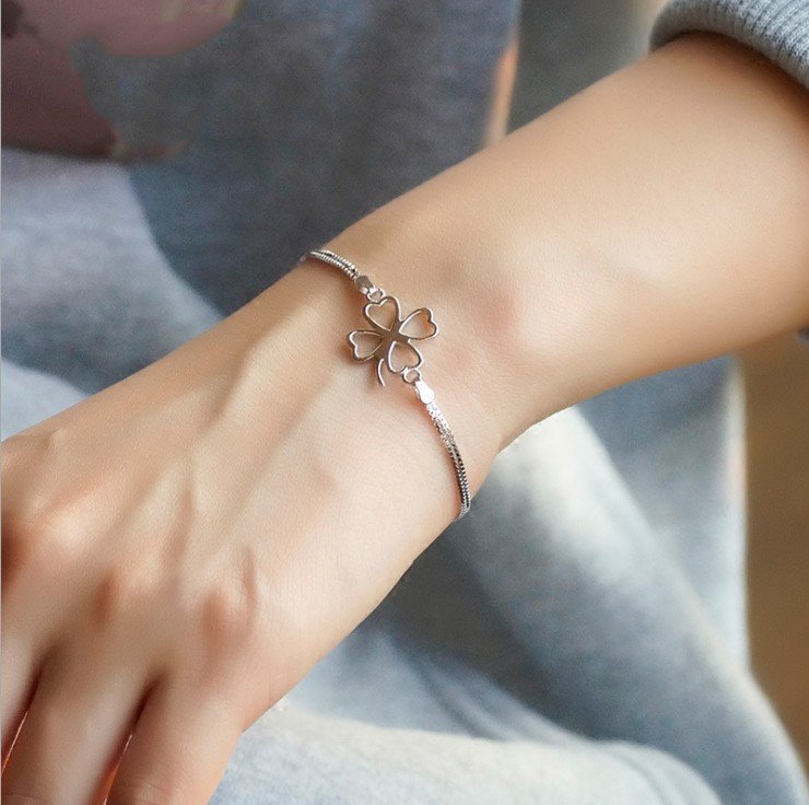 Lắc tay cỏ bốn lá mang lại hy vọng