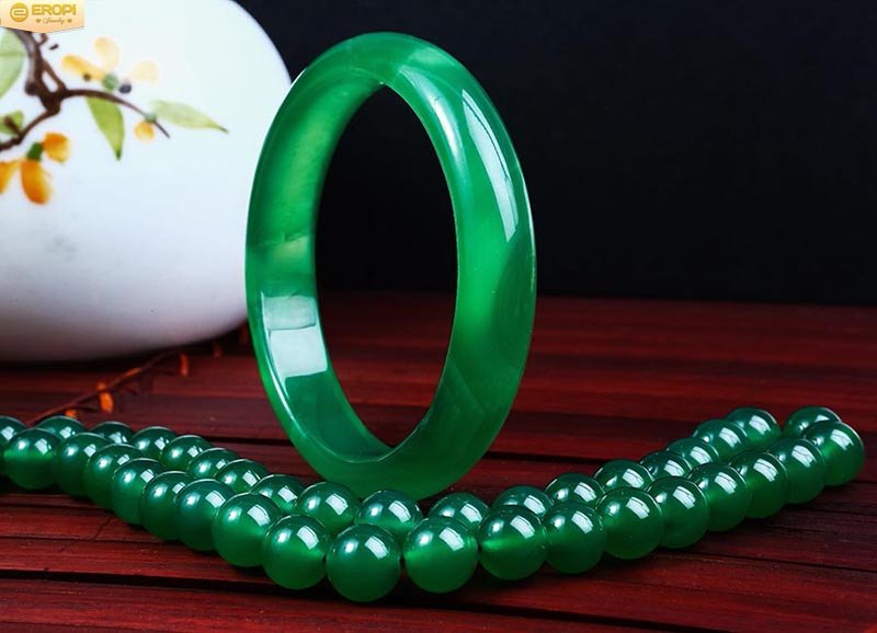 Lắc tay đá mã não phong thủy, mang đến may mắn và bình an.