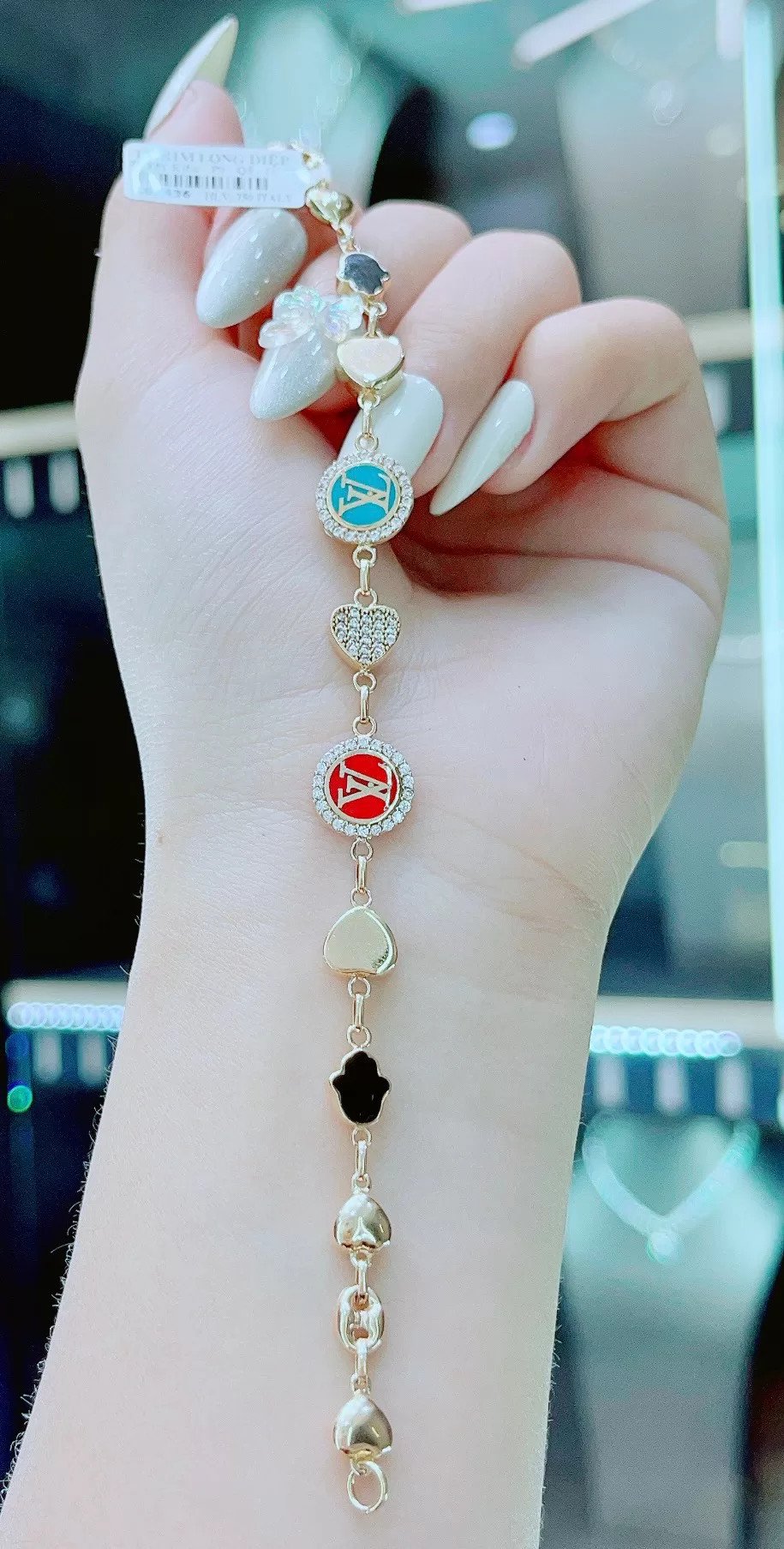 Lắc tay đẹp cho nữ gắn charm nhiều loại và biểu tượng Louis Vuitton