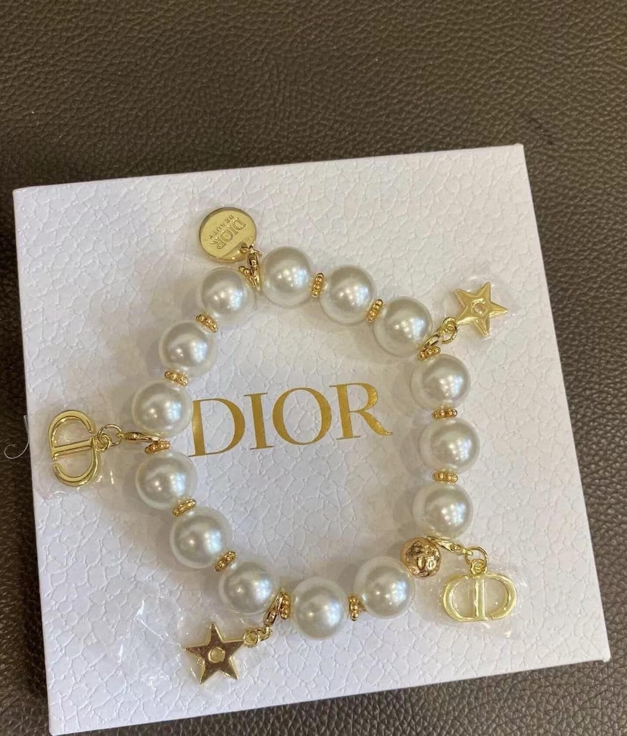 Lắc tay Dior auth mix &amp; match cùng trang phục dạo phố