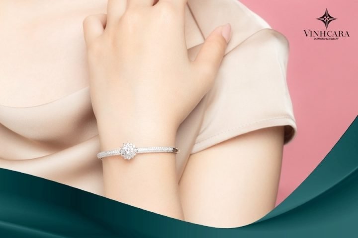 Lắc tay full kim cương đính kín lấp lánh, biểu tượng của sự sang trọng và quyền lực