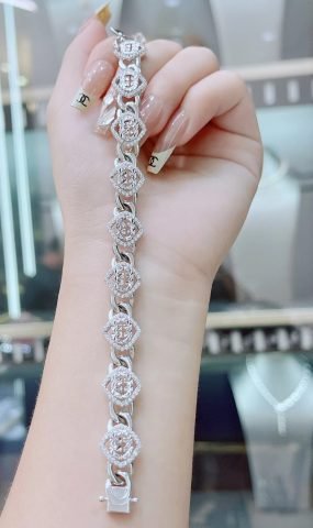 lắc tay Gucci nữ vàng trắng biểu tượng dập nổi đính đá sang trọng