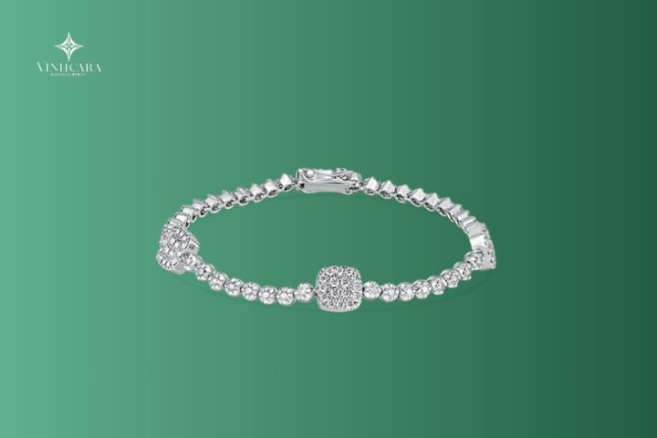 Lắc tay kim cương lấp lánh trên cổ tay