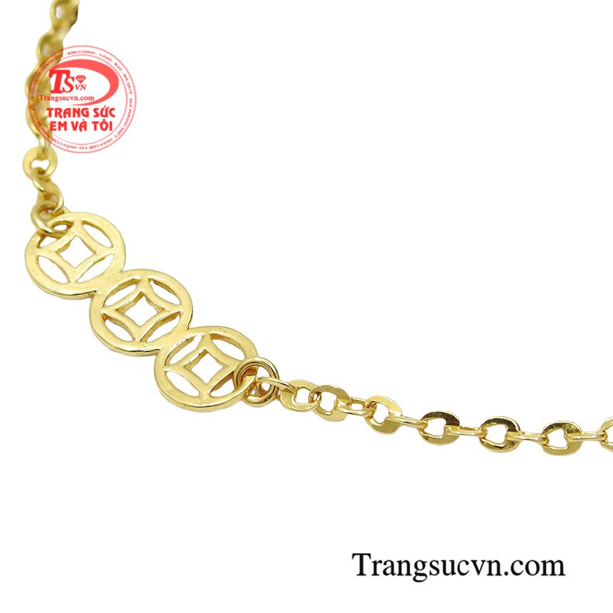 Lắc tay kim tiền vàng 18K lấp lánh, tượng trưng cho sự may mắn và phú quý