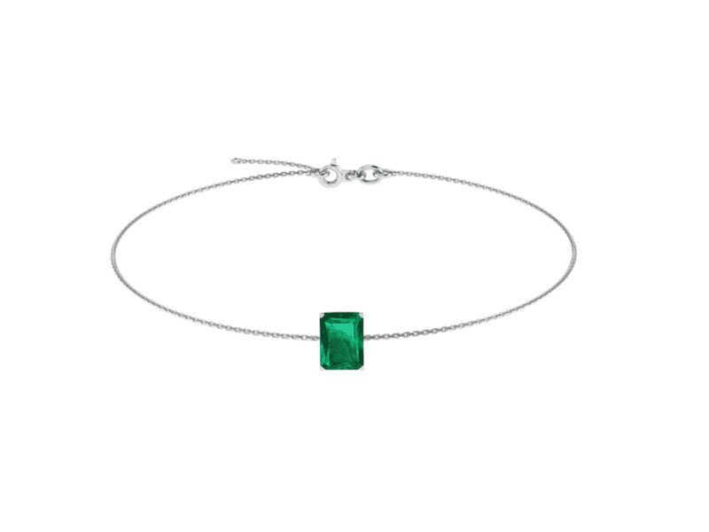 Lắc tay minimalist ngọc lục bảo với thiết kế dây mảnh, tôn vinh vẻ đẹp tự nhiên của đá.