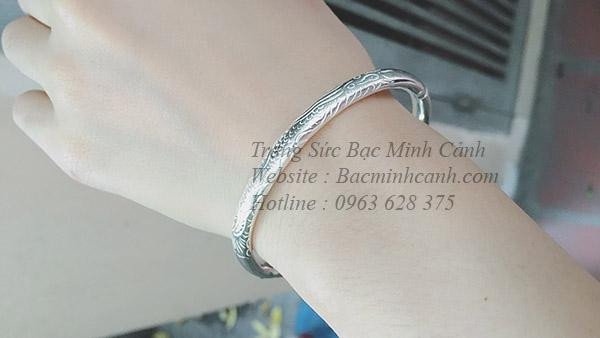 Lắc tay rồng nữ bạc ta chạm khắc tinh xảo trên cổ tay