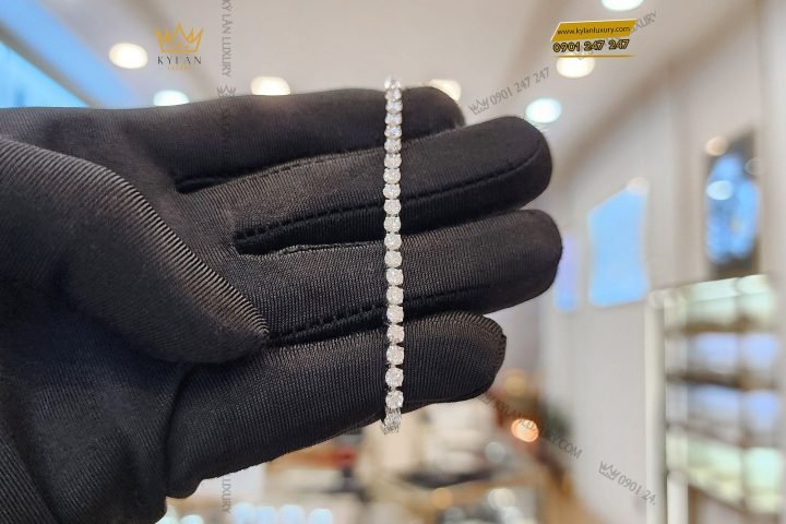 Lắc tay tennis kim cương vàng 18K với thiết kế chuỗi kim cương đều đặn