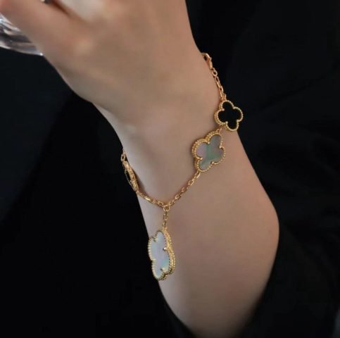 Lắc tay Van Cleef Alhambra đa motif tinh xảo