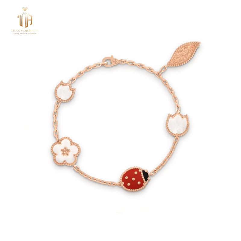 Lắc tay Van Cleef &amp; Arpels Sweet Alhambra vàng 18K kết hợp đá Carnelian đỏ rực rỡ, mang vẻ đẹp ấm áp và quyến rũ.
