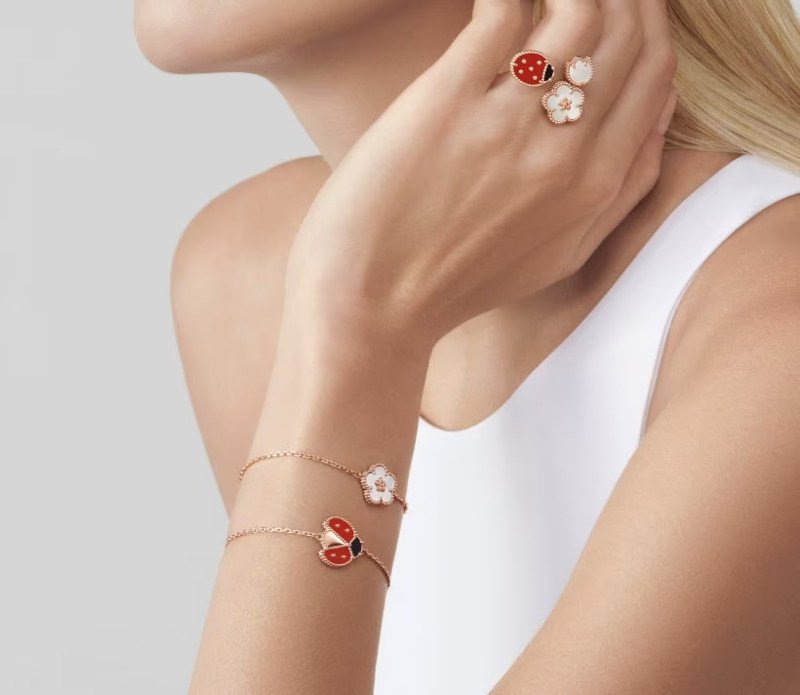 Lắc tay Van Cleef trên cổ tay, phù hợp tông màu da