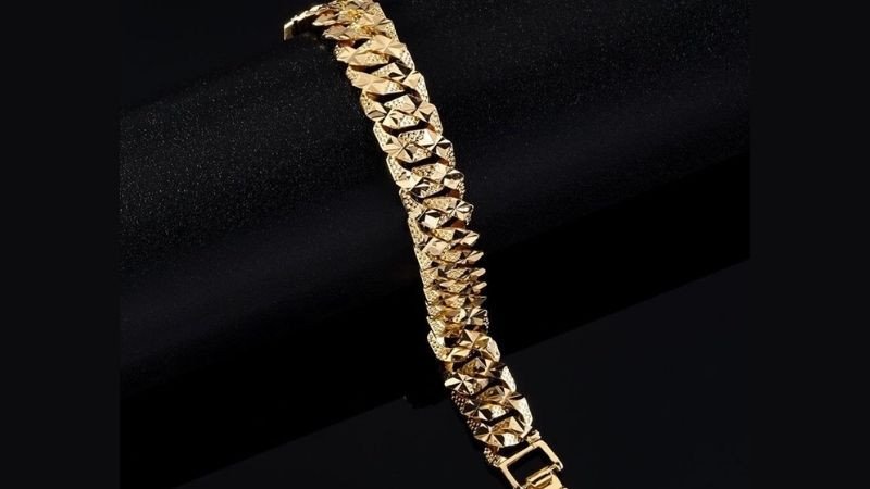 Lắc tay vàng 18k khoen lật nam tính, dễ dàng phối đồ hàng ngày