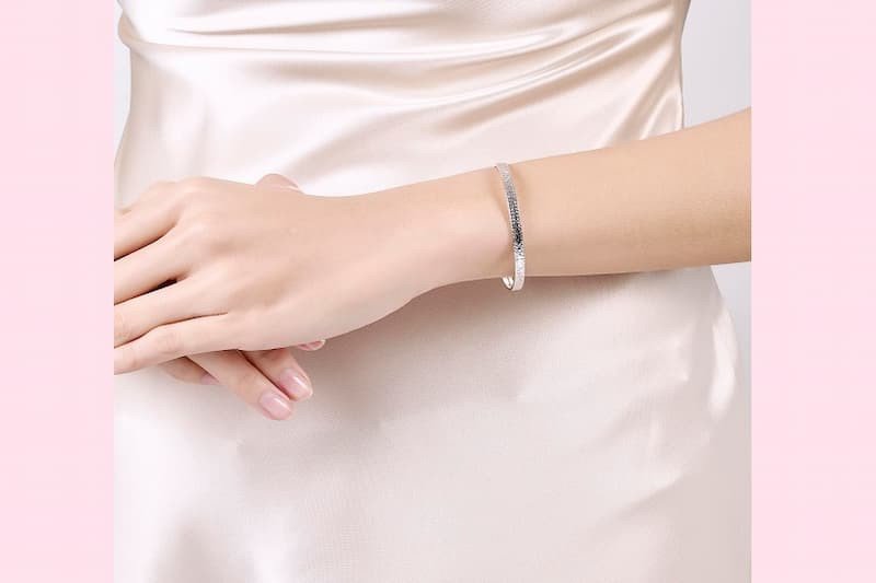 Lắc tay vàng 18K PNJ 0000W000436 thiết kế phá cách, hiện đại