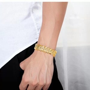 Lắc tay vàng 24k 2 chỉ với thiết kế hoa văn 5 cánh tinh xảo, thể hiện phong cách lịch lãm