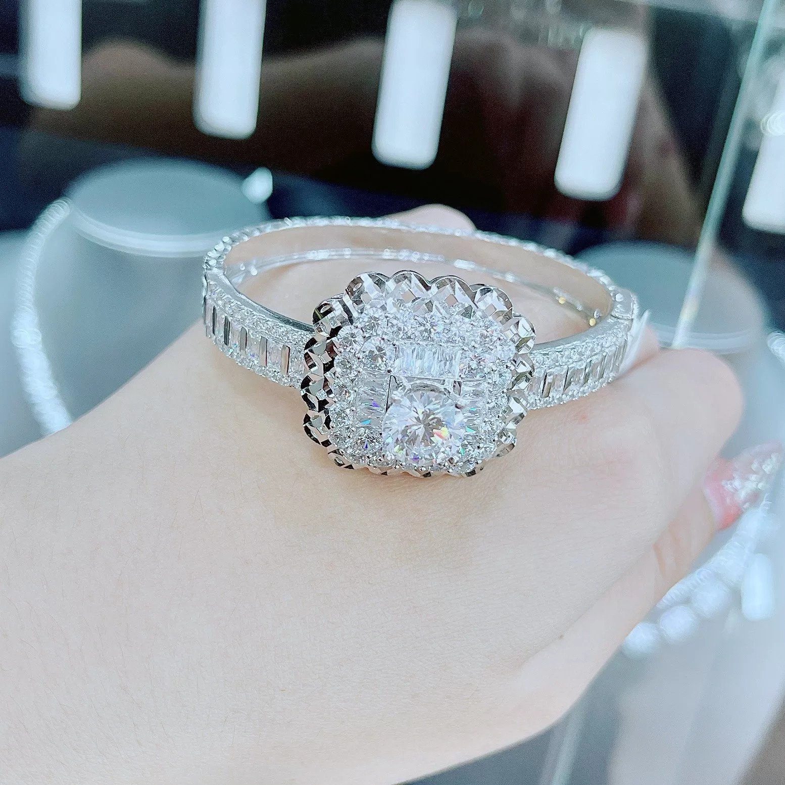 Lắc tay vàng bản lớn kiểu Halo vuông kim tiền tinh xảo