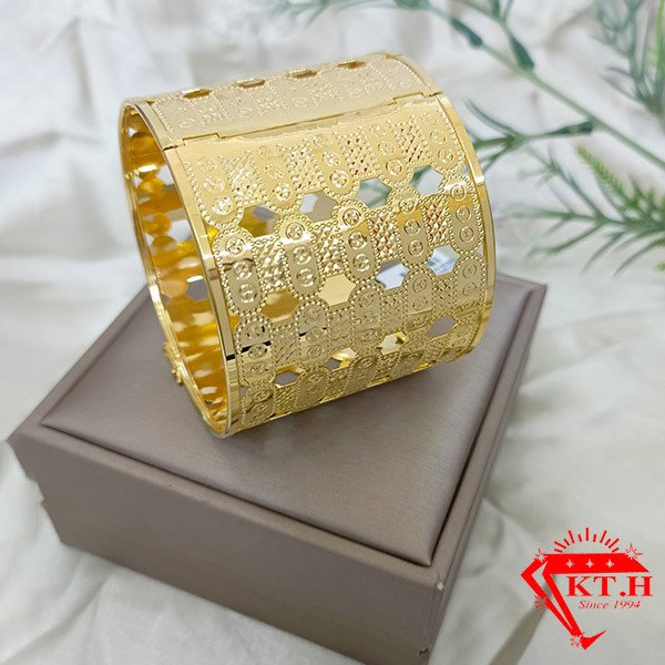 Lắc tay vàng bản to nữ với thiết kế độc đáo