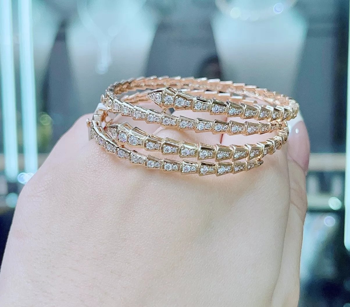 Lắc tay vàng hình rắn cuộn đính đá
