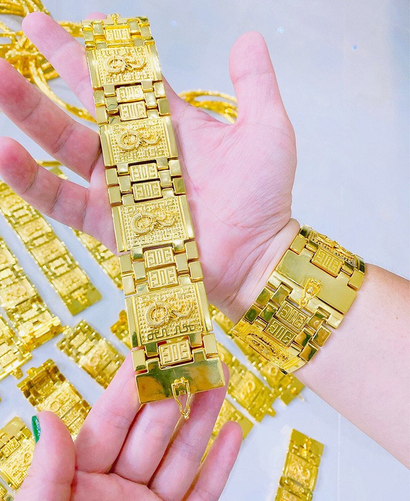 Lắc tay vàng nam 24k bản lớn chạm khắc tinh xảo, thể hiện quyền uy và vị thế của người đeo