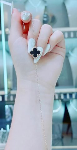 Lắc tay vàng nữ sợi mảnh gắn cỏ bốn lá màu đen