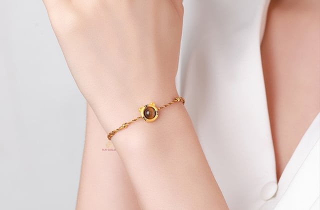 Lắc tay vàng tây với mặt đá phong thủy