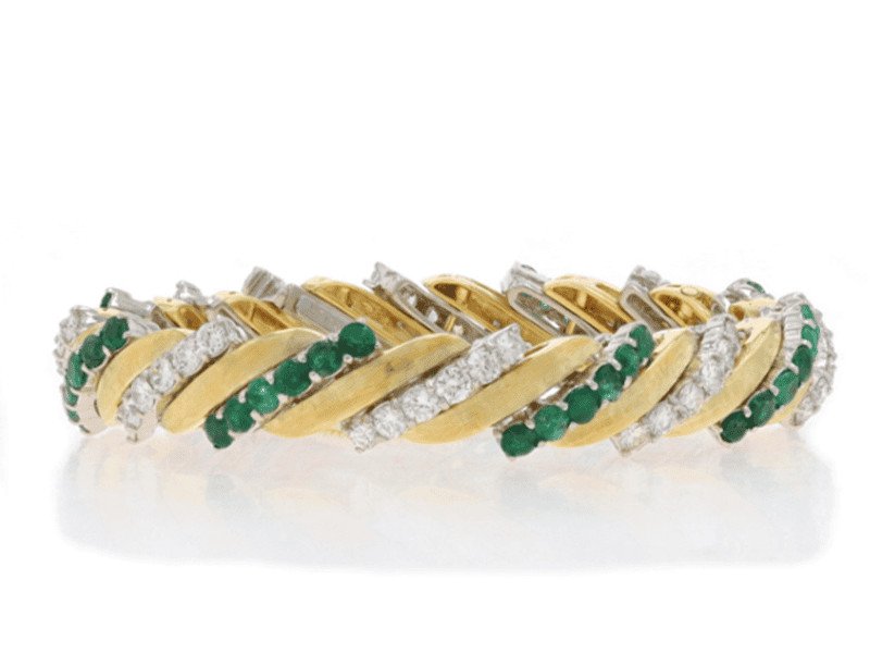 Lắc tay Vintage ngọc lục bảo với họa tiết chạm khắc tinh xảo, tái hiện vẻ đẹp cổ điển.