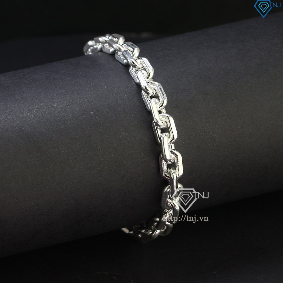 Lắc tay xích vuông đeo trên cổ tay nam giới thể hiện phong cách