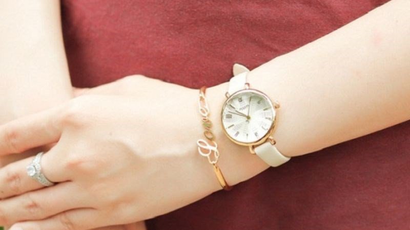 Lựa chọn đồng hồ và vòng tay cùng thương hiệu giúp tạo sự đồng điệu về phong cách và chất liệu.