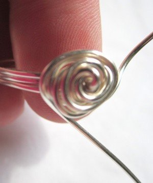 Luồn dây kẽm để tạo các lớp vòng tay