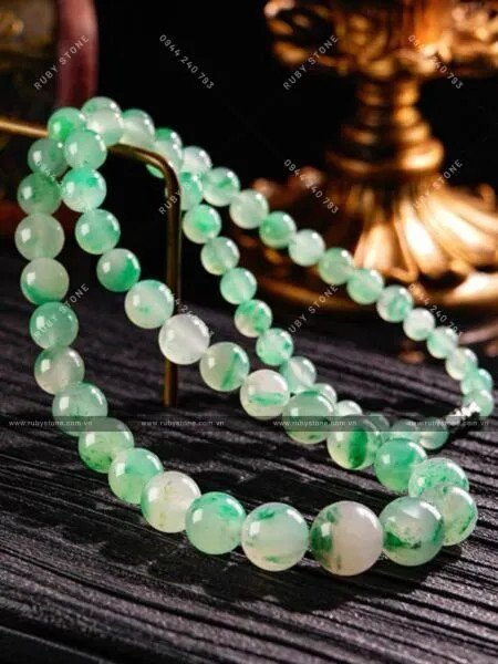 Mặt dây chuyền được chế tác từ ngọc Dulong với vẻ đẹp tinh xảo