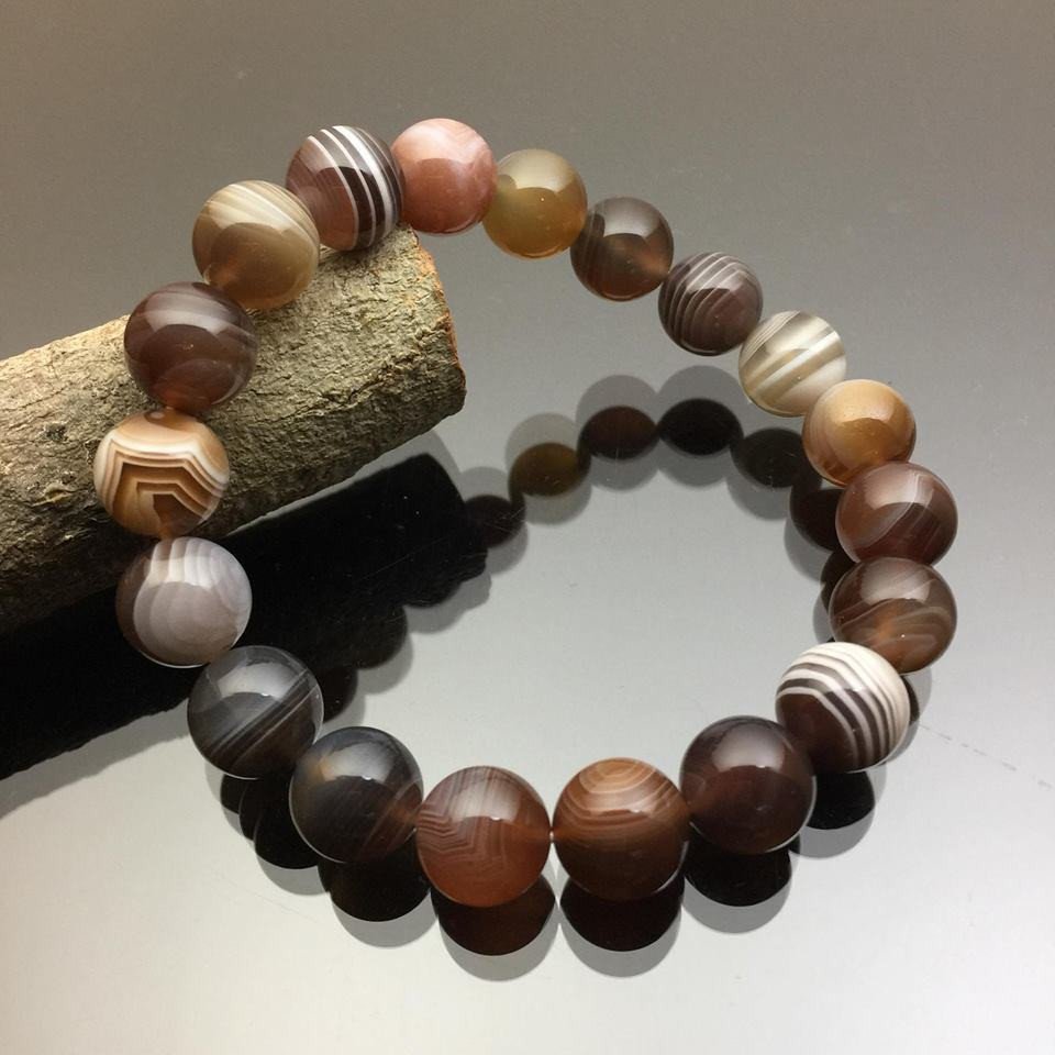 Mẫu đá Botswana Agate với hoa văn sọc và màu sắc ấm áp