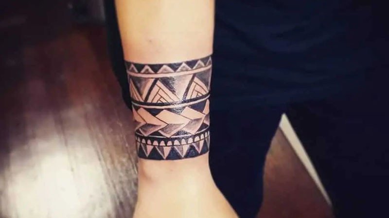 Mẫu hình xăm vòng tay Maori với họa tiết vây cá độc đáo