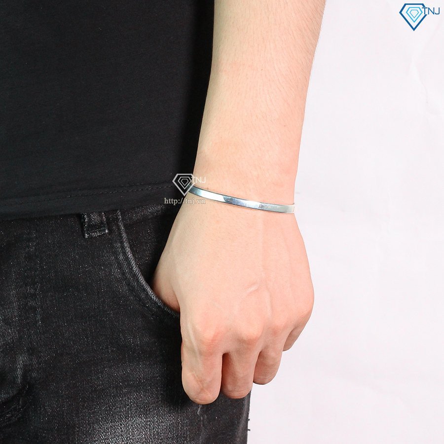 Mẫu lắc tay bạc nam trơn trên tay, tôn lên vẻ nam tính