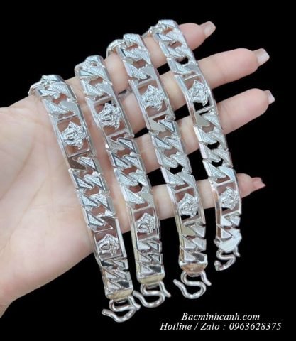 Mẫu lắc tay bạc nam Versace với thiết kế Medusa chạm khắc tinh xảo, thể hiện đẳng cấp phái mạnh