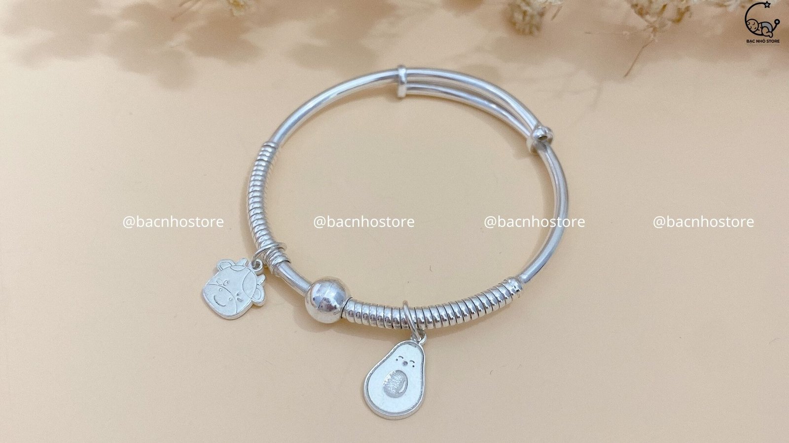 Mẫu lắc tay cho bé gái với thiết kế đơn giản, an toàn