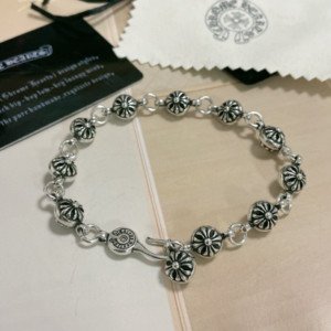 Mẫu lắc tay Chrome Hearts chính hãng với thiết kế độc đáo và giá trị cao