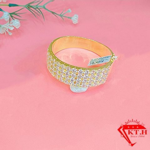 Mẫu lắc tay vàng bản to nữ với thiết kế hoa văn tinh xảo