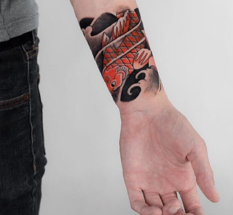 Mẫu tattoo vòng tay cá chép vươn mình