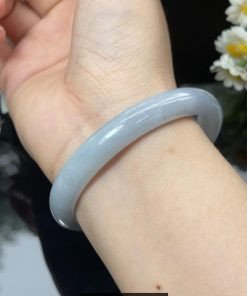 Mẫu vòng cẩm thạch đa sắc thái, thể hiện sự phong phú về màu sắc và ảnh hưởng đến giá vòng tay ngọc cẩm thạch.