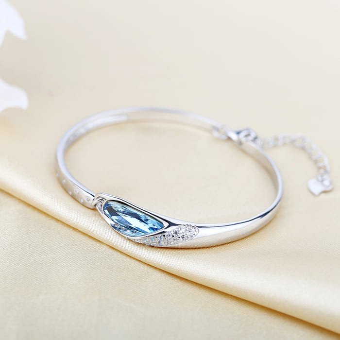 Mẫu vòng tay bạc được thiết kế độc đáo, tượng trưng cho may mắn và bình an cho người mệnh Kim