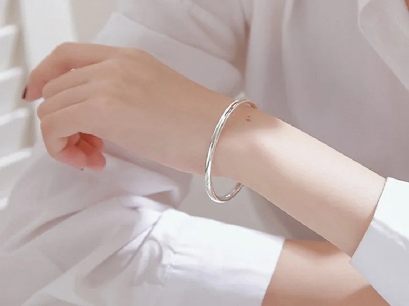 Mẫu vòng tay trơn đơn giản tinh tế cho cổ tay 15cm