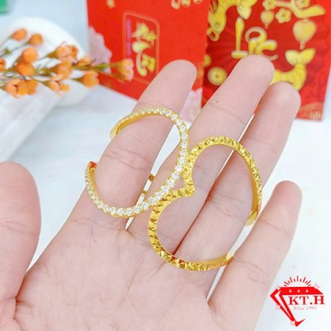 Mẫu vòng tay vàng 610 mang phong cách hiện đại, phù hợp làm vòng tay cỏ ba lá vàng may mắn