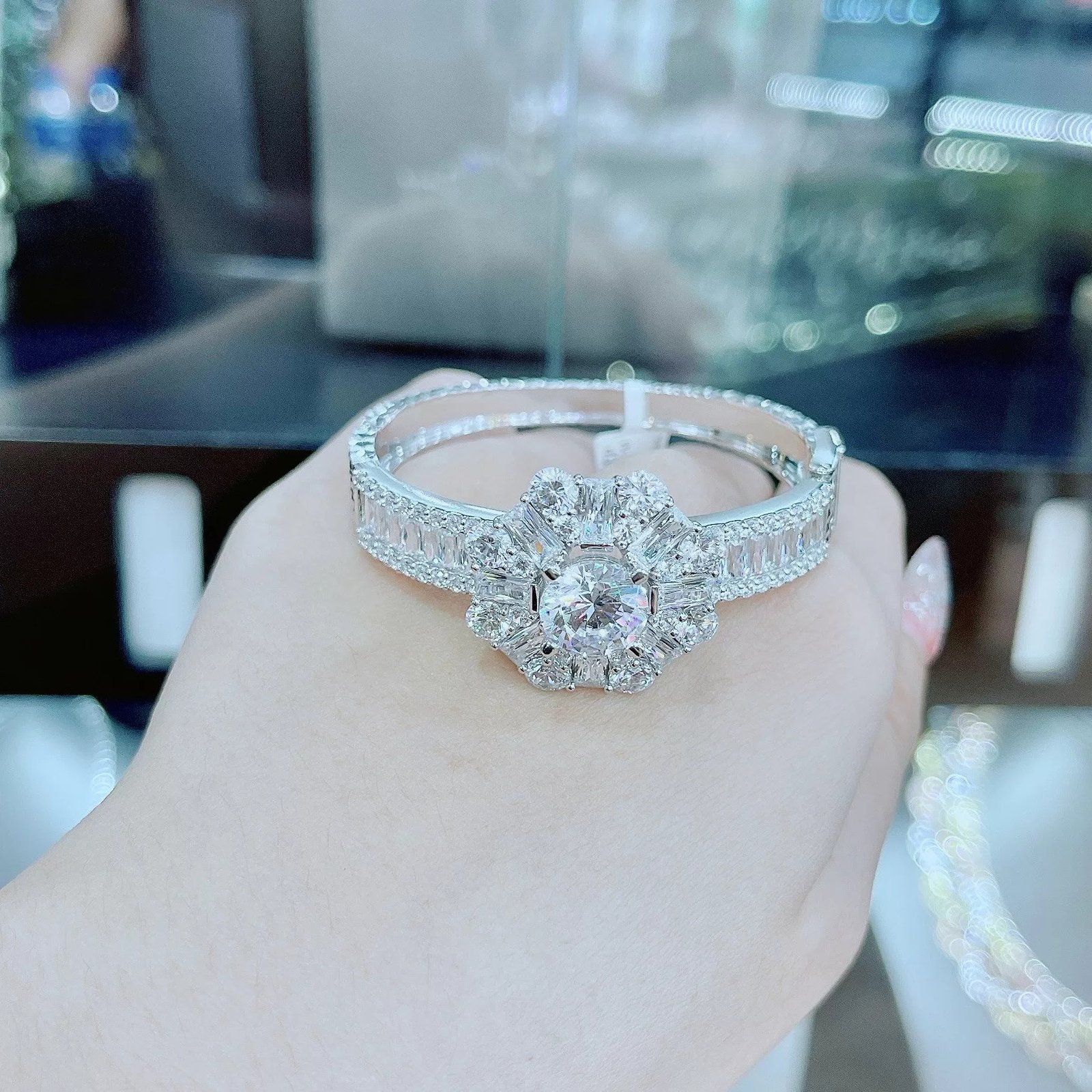 Mẫu vòng tay vàng bản to dáng Halo vuông đính đá quý phái