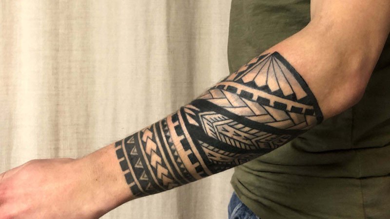 mẫu xăm vòng tay Maori kéo dài nửa cánh tay mang biểu tượng truyền thống